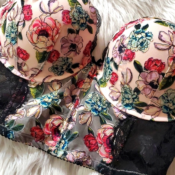 Victorias Secret very sexy rose embroidered push up bra - Picture 3 of 6